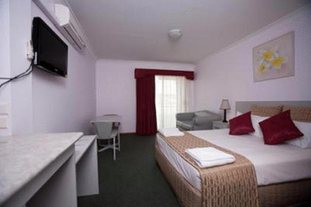 Habitación con cama grande