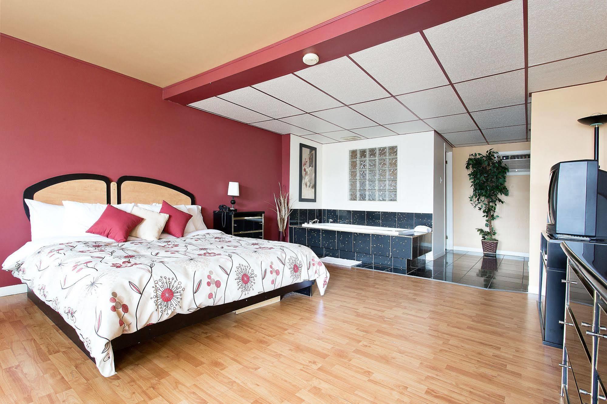 Suite Room King Bed Spa Bath Smoking