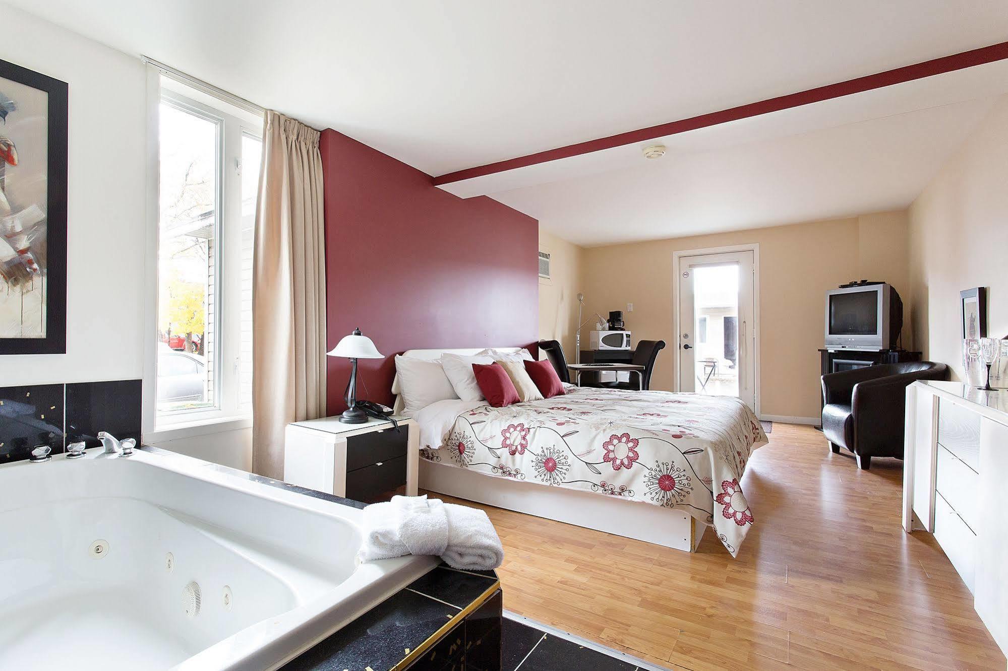 Suite Room King Bed Spa Bath
