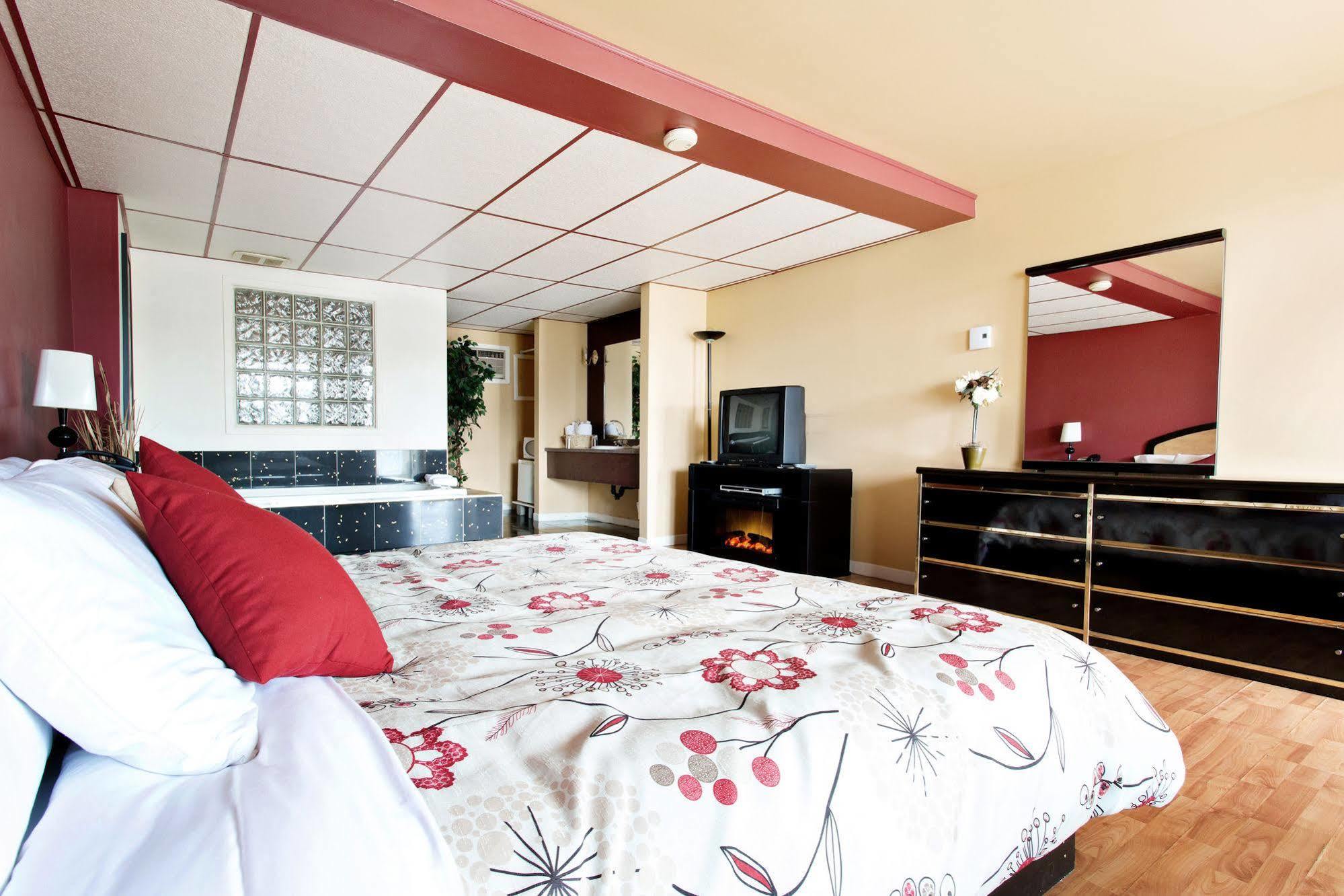 Suite Room King Bed Spa Bath Smoking