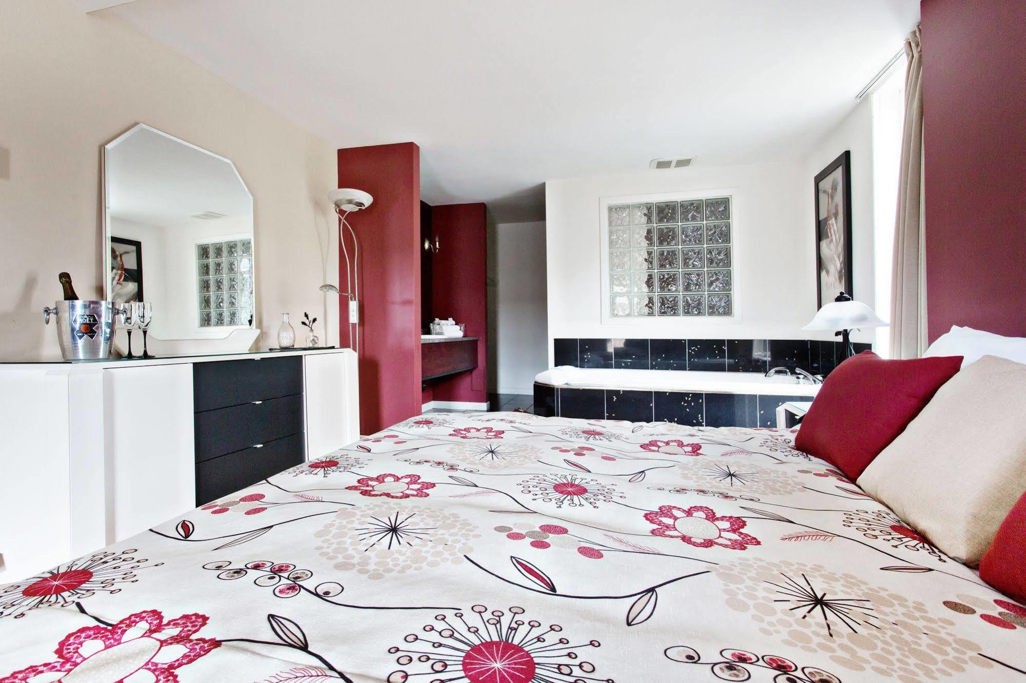 Suite Room King Bed Spa Bath