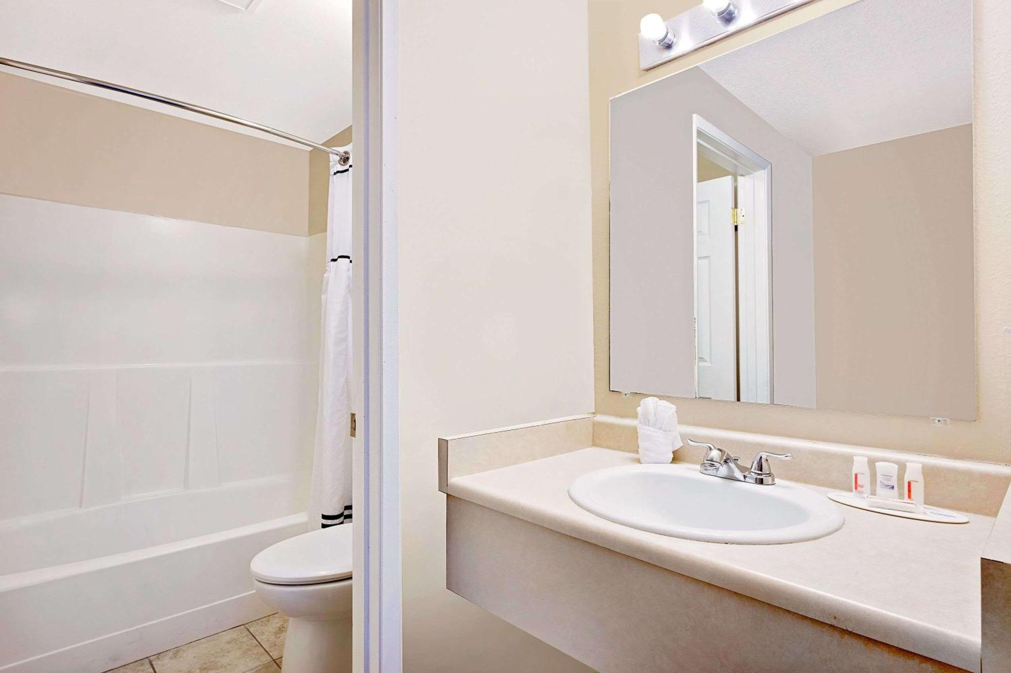 Queen Room with Two Queen Beds - Non-Smoking,682700367:JPEG