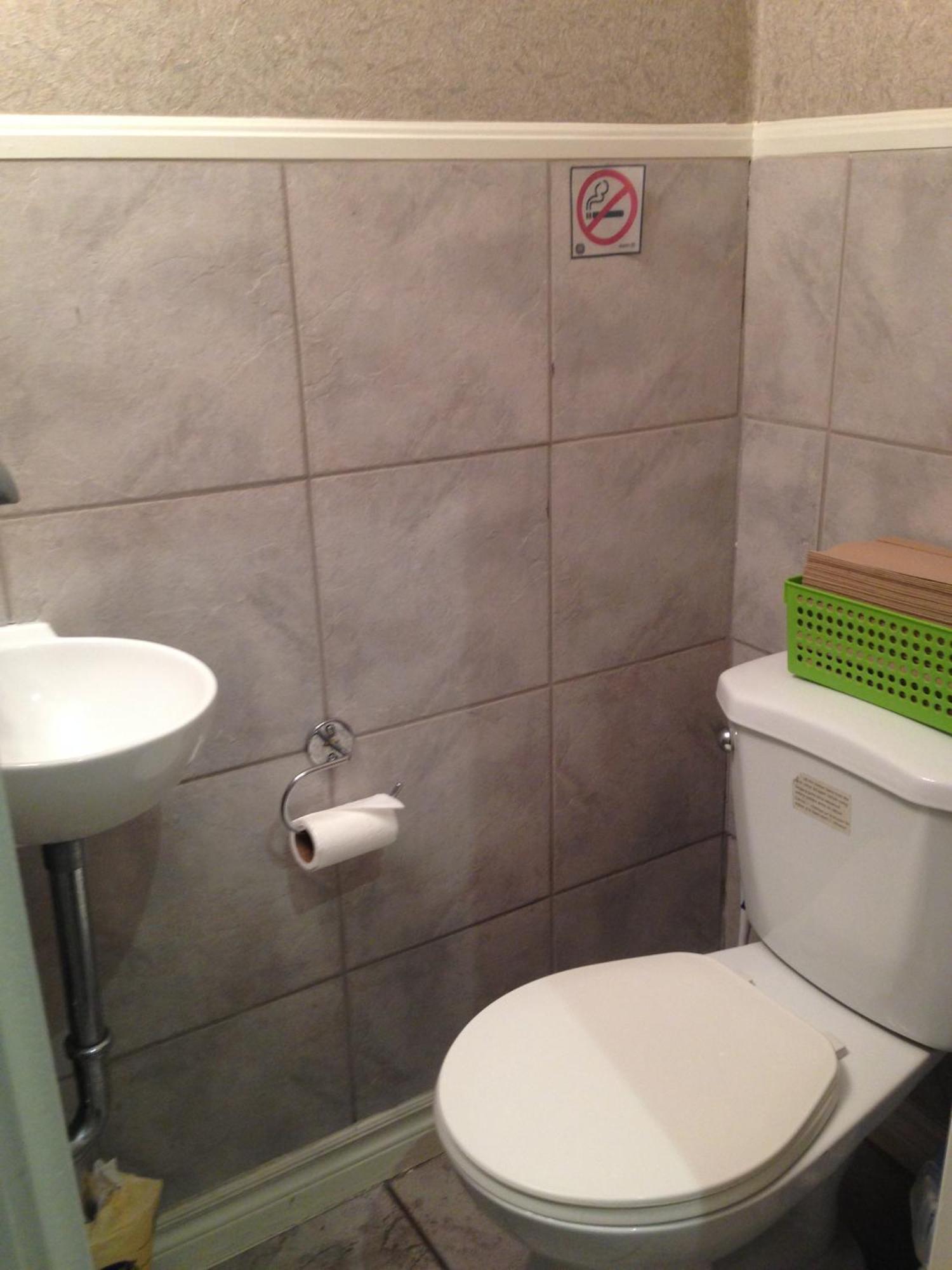 Basic Kamer met Tweepersoonsbed en Gedeelde Badkamer