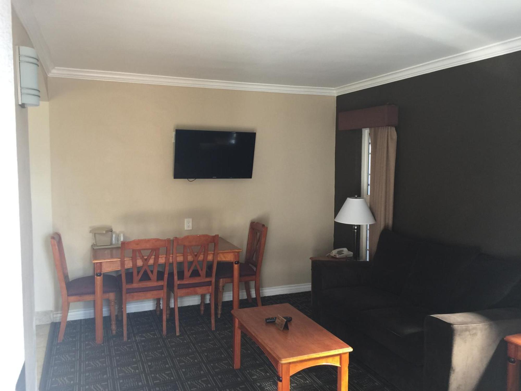 Deluxe Family Suite,690718122:JPEG