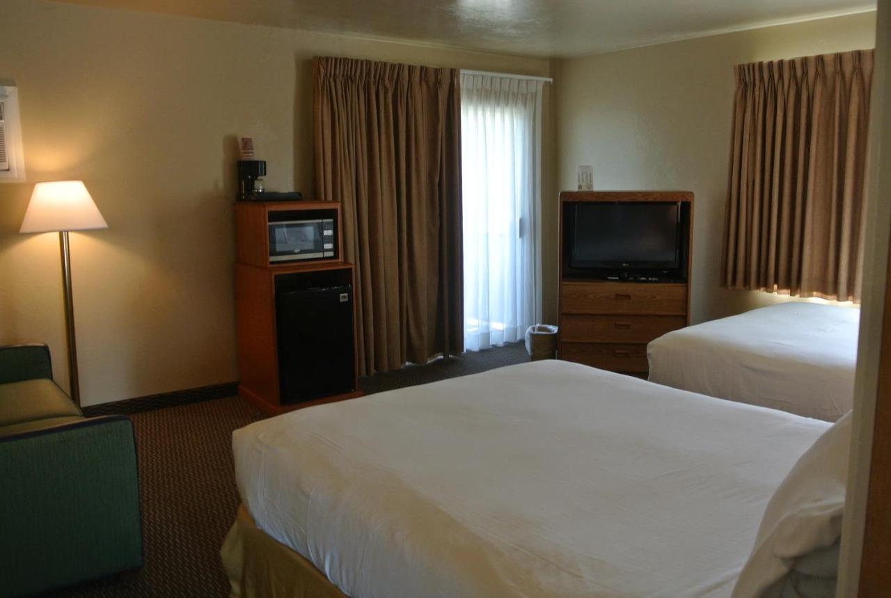 Family Two-Bedroom Suite,695934693:JPEG