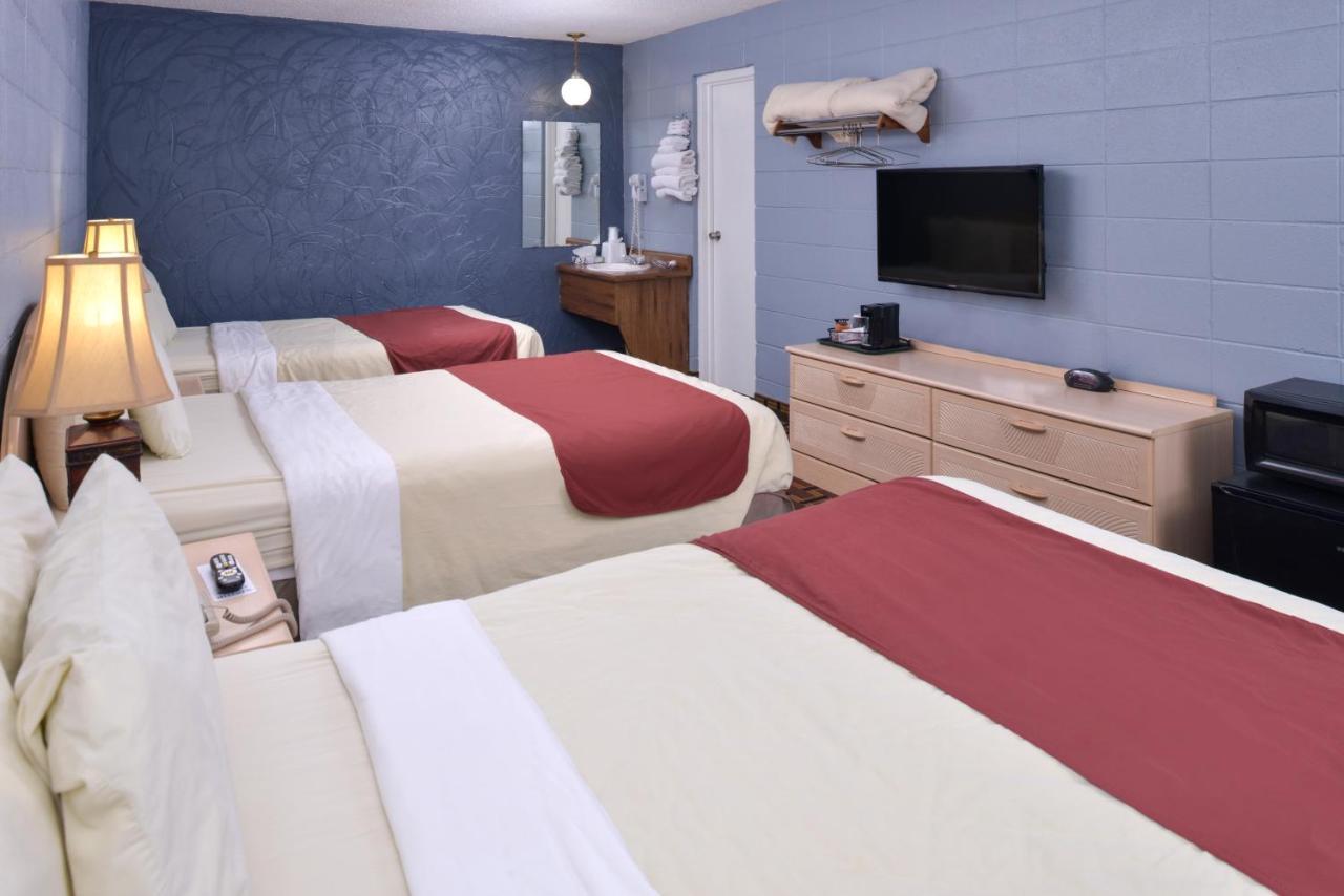 Triple Room with Three Double Beds - Non-Smoking