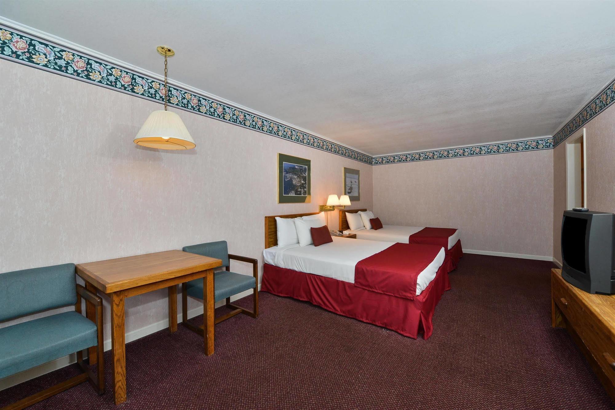 Queen Room with Two Queen Beds - Pet Friendly,699435273:JPEG