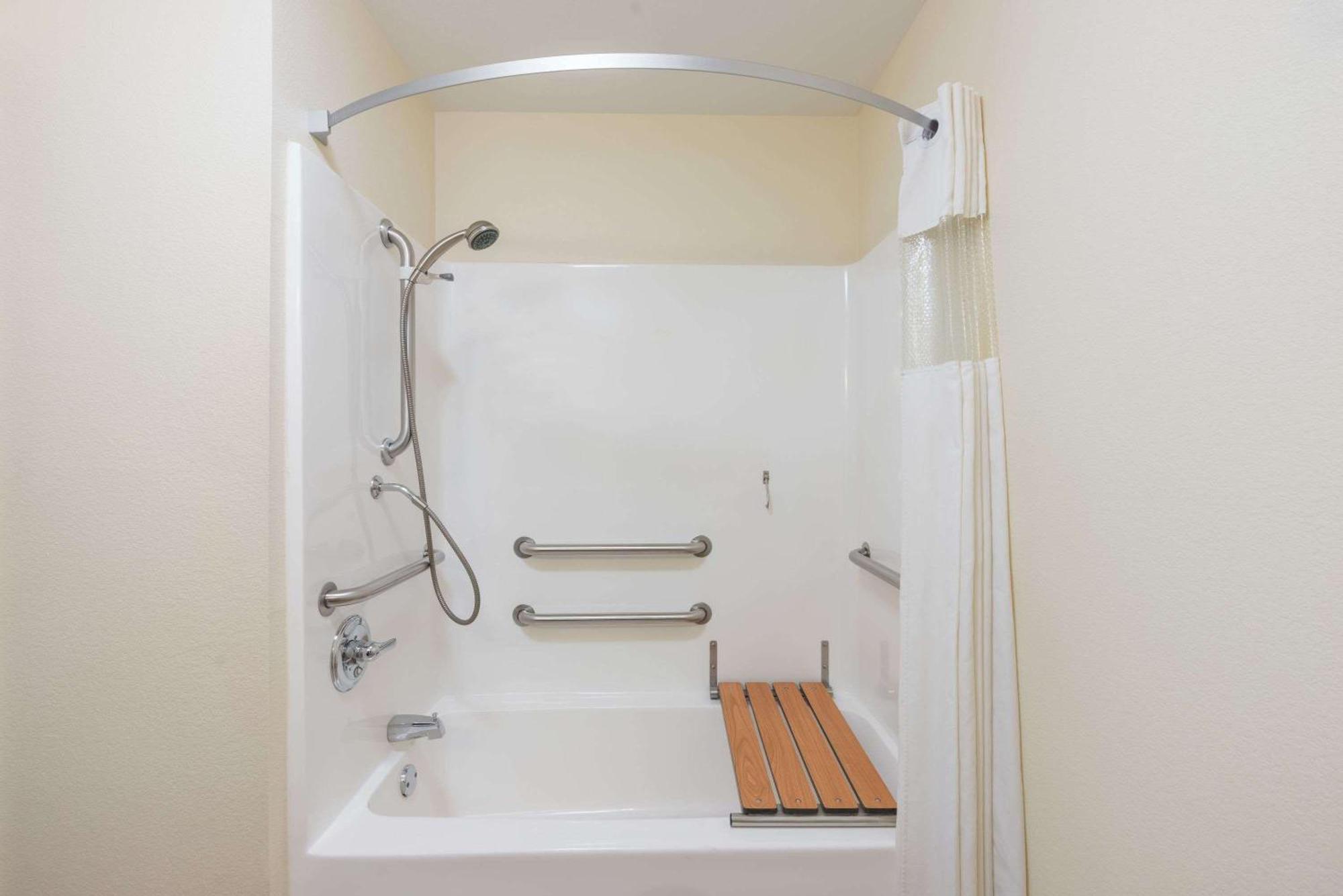Queen Room with Two Queen Beds and Roll-In Shower - Mobility Accessible/Non-Smoking,917926501:JPEG
