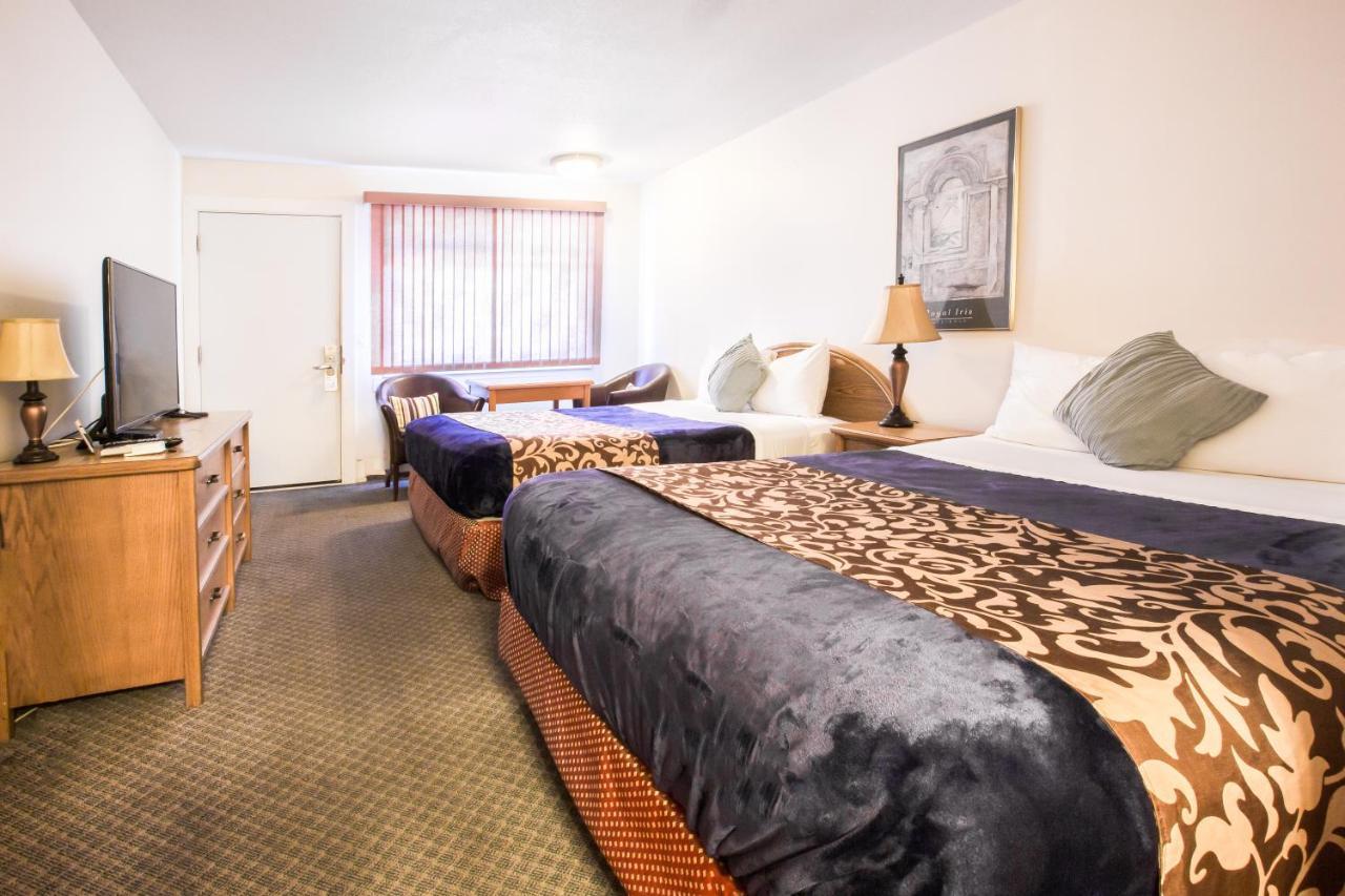 Queen Room with Two Queen Beds,717919486:JPEG