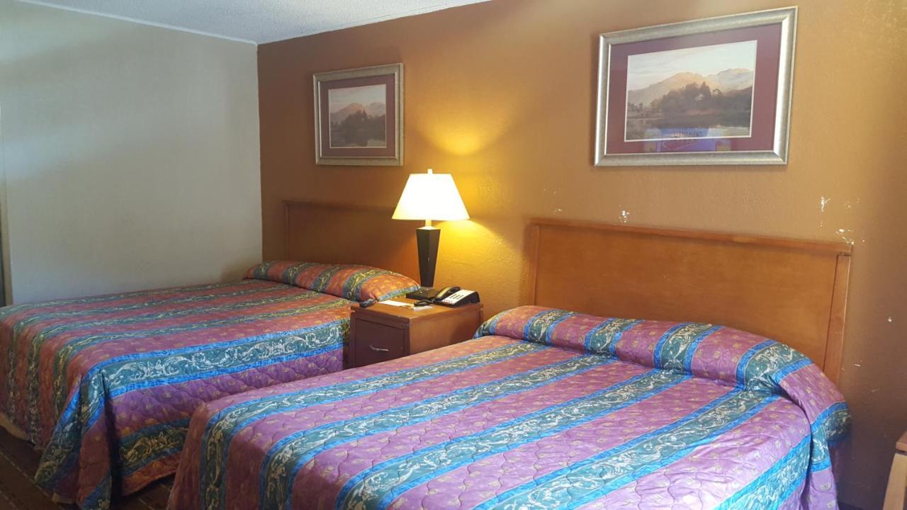Queen Room Two Queen Beds Smoking