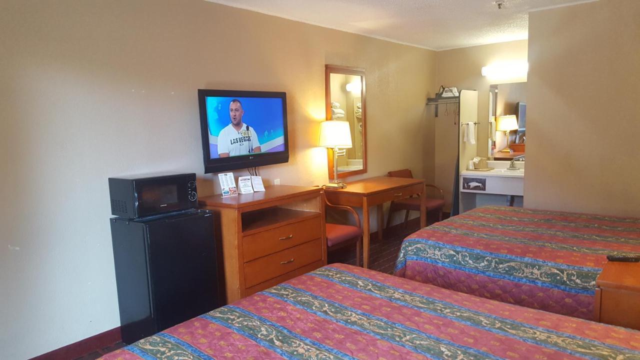 Queen Room Two Queen Beds Smoking