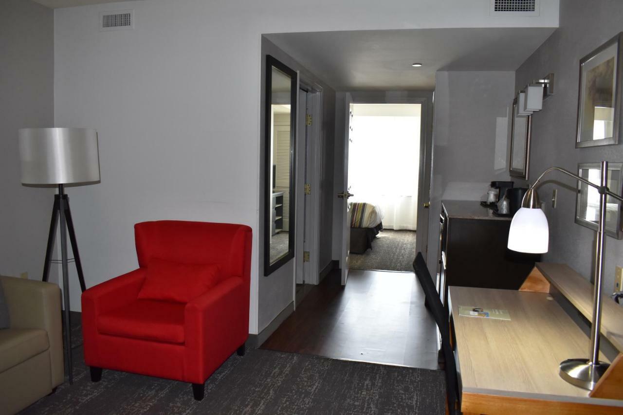 One-Bedroom King Suite - Non-Smoking