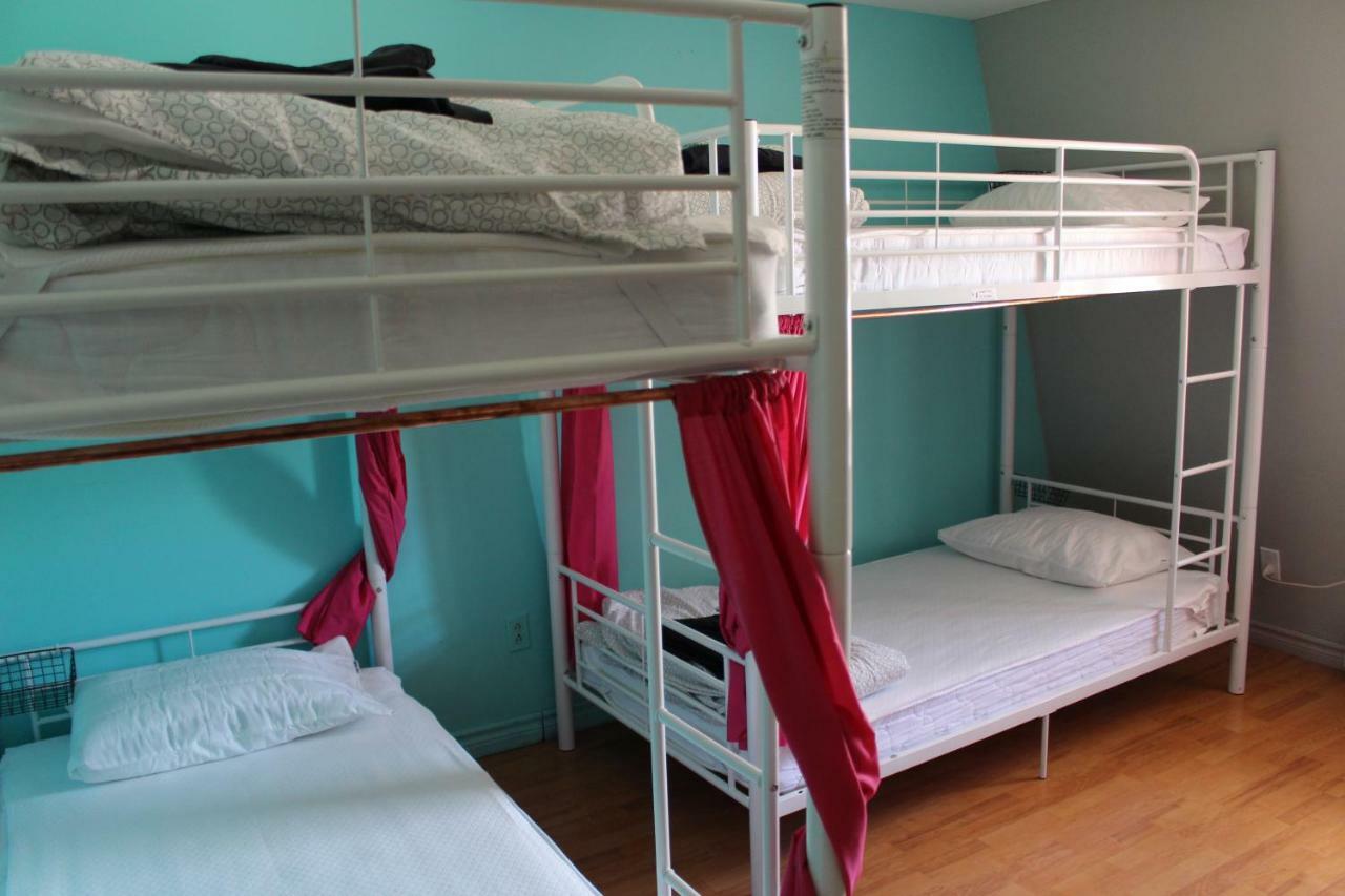 Cama en habitación compartida femenina de 6 camas