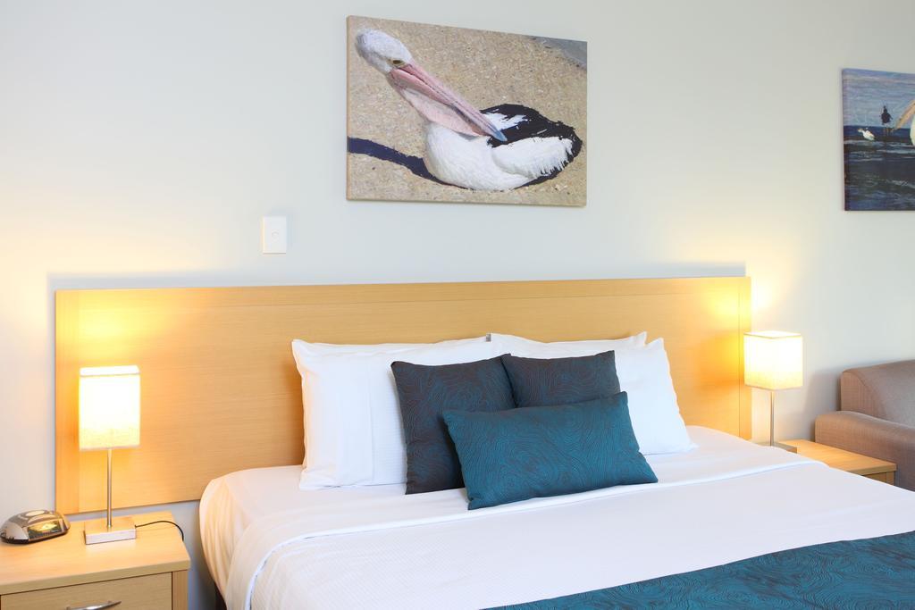 Studio with King Bed and Patio - Ground Floor