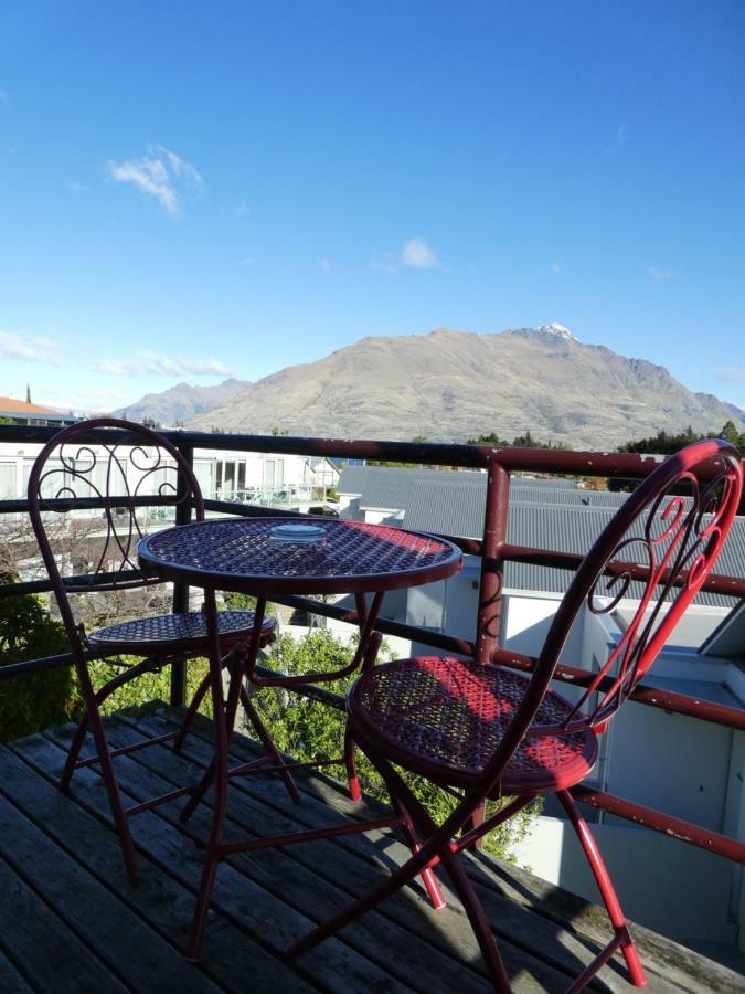 One-Bedroom Apartment with Lake View,806711541:JPEG