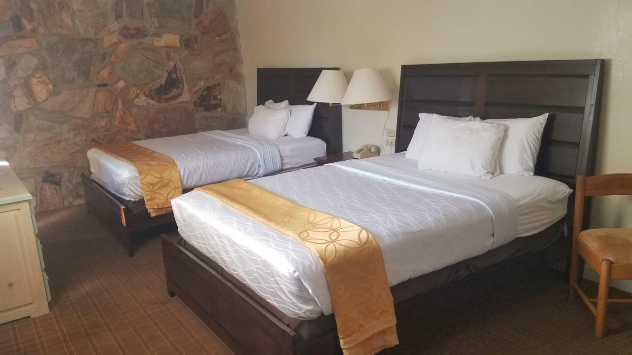 Zimmer mit Queensize-Bett und Balkon