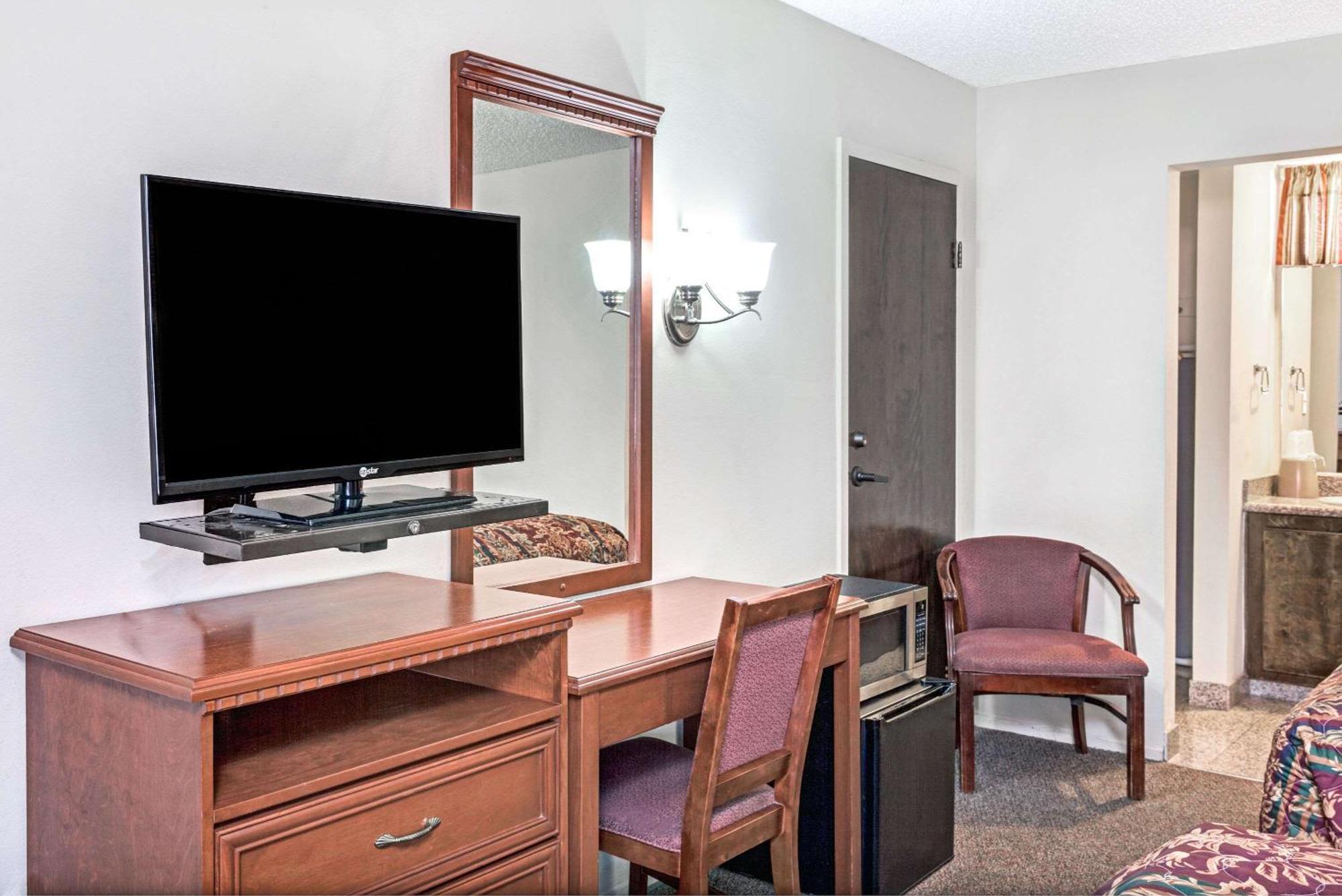 Queen Room with Two Queen Beds - Non-Smoking,824334365:JPEG