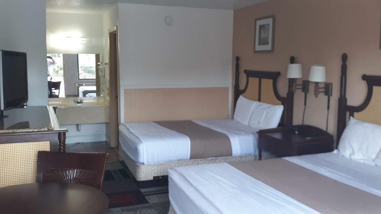 Quarto Grande com 2 Camas