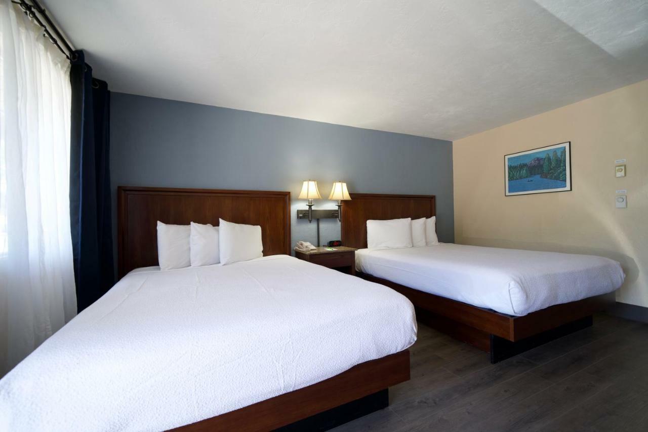 Queen Room with Two Queen Beds - Non-Smoking,834184847:JPEG