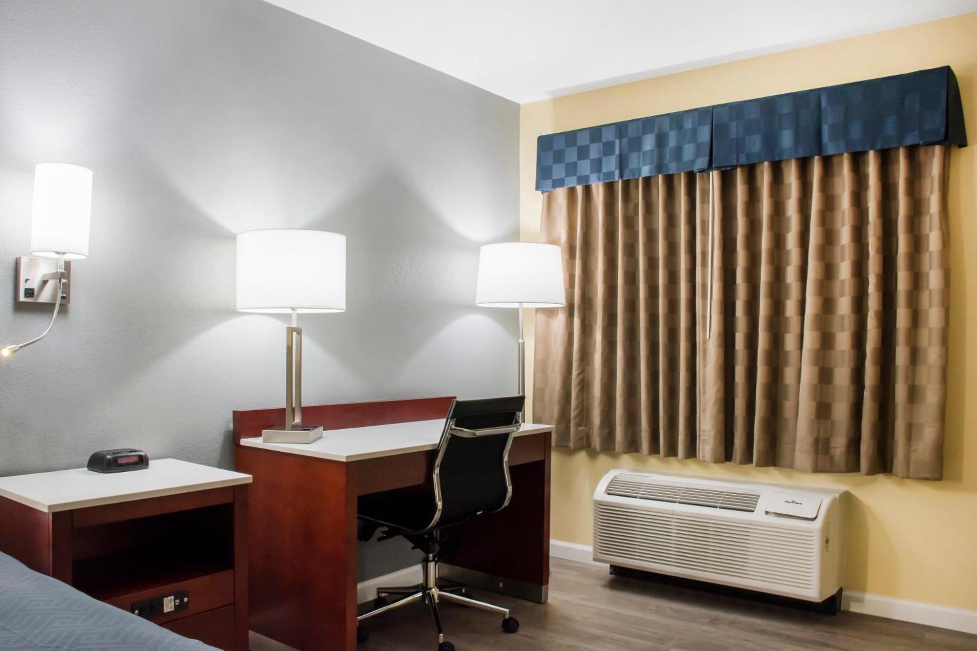 Queen Room - Accessible/Non-Smoking