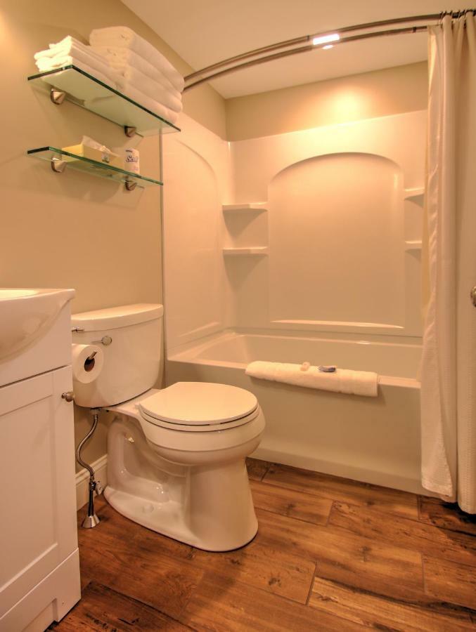 Deluxe Queen Suite