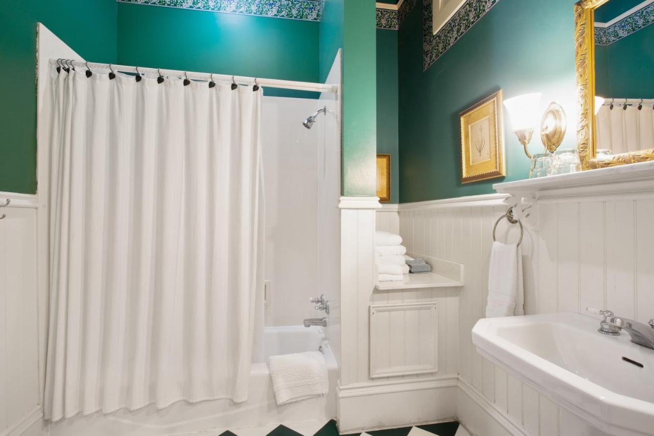 Deluxe Queen Room,1555570954:JPEG