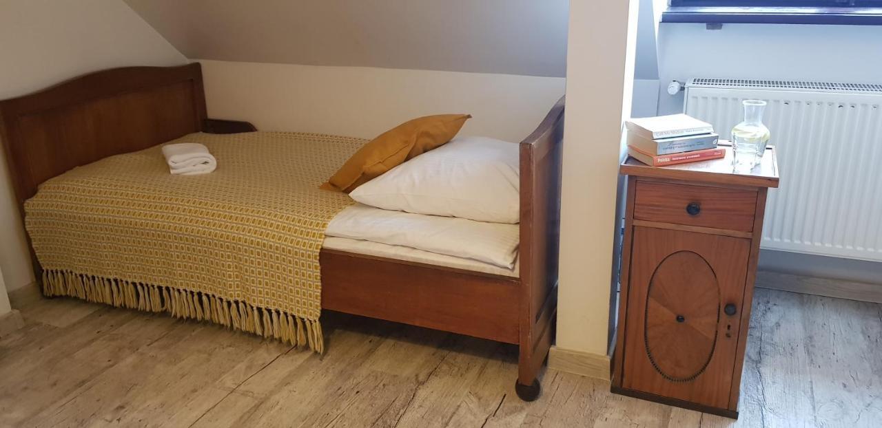 Tweepersoonskamer met 2 Aparte Bedden en Badkamer