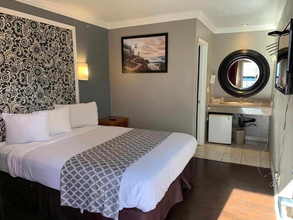 Habitación con cama grande