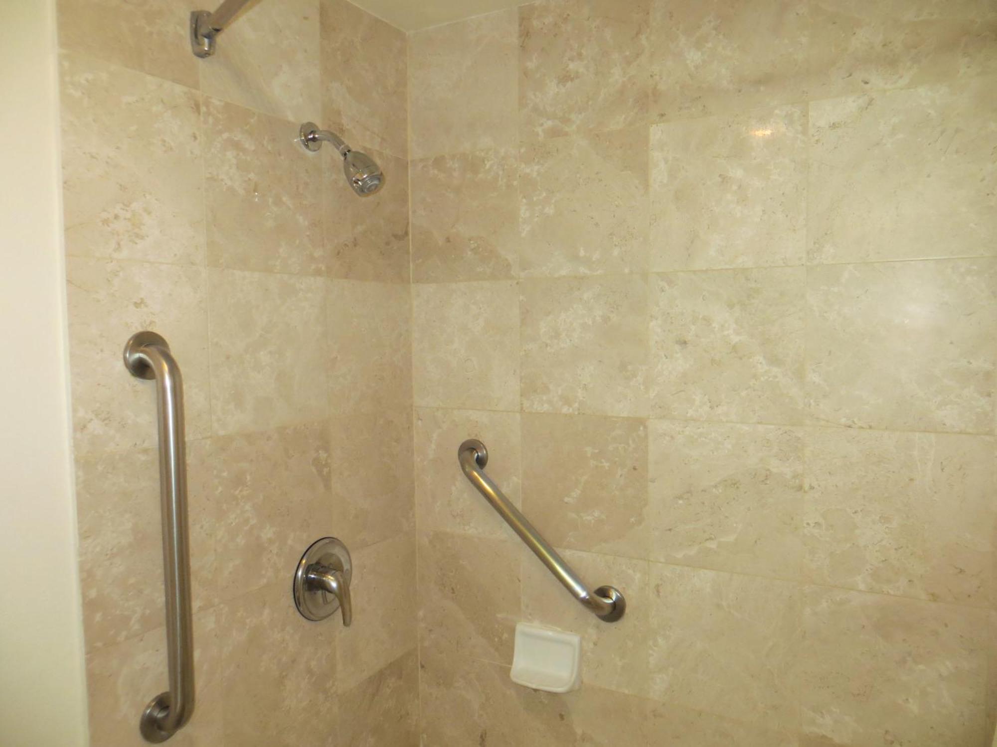 Habitación con cama grande