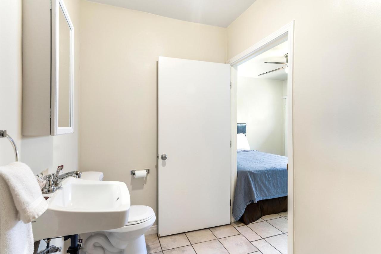 Großes Zimmer mit Queensize-Bett