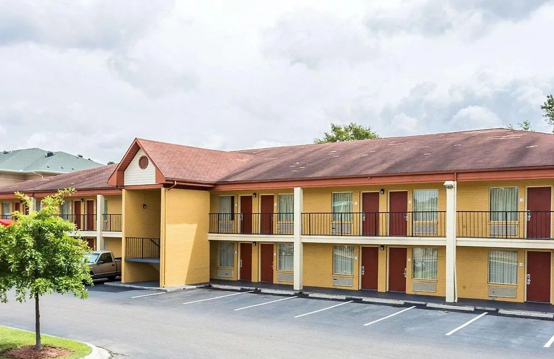 Econo Lodge Coliseum-1