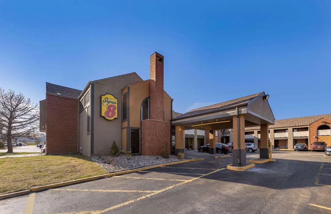 Super 8 By Wyndham Kansas City Airport North-1