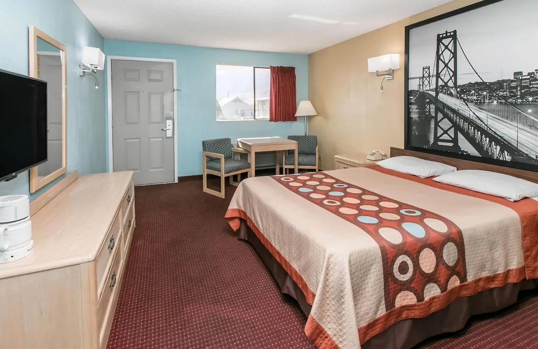 Super 8 By Wyndham Bishop-1