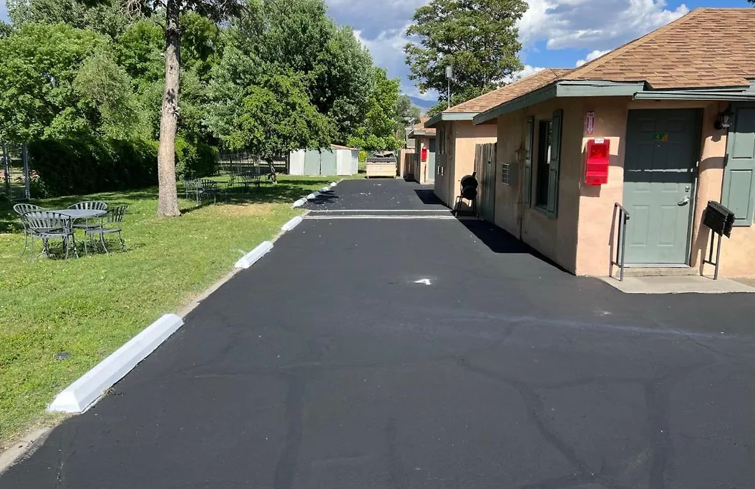 Bishop Elms Motel-1