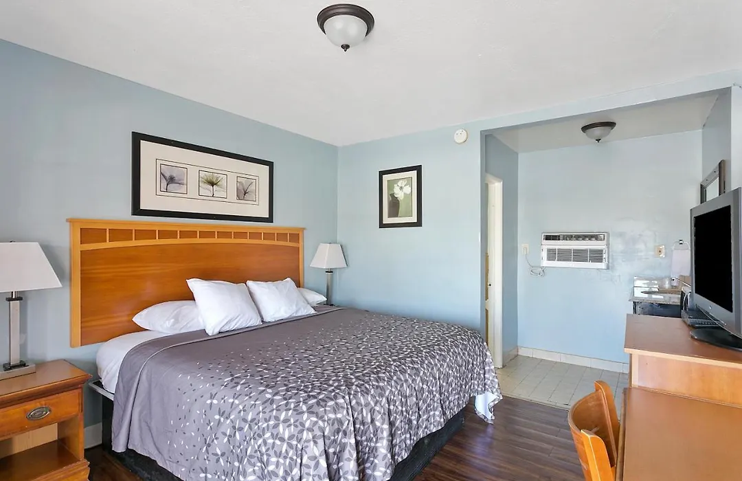 Deluxe Inn-1