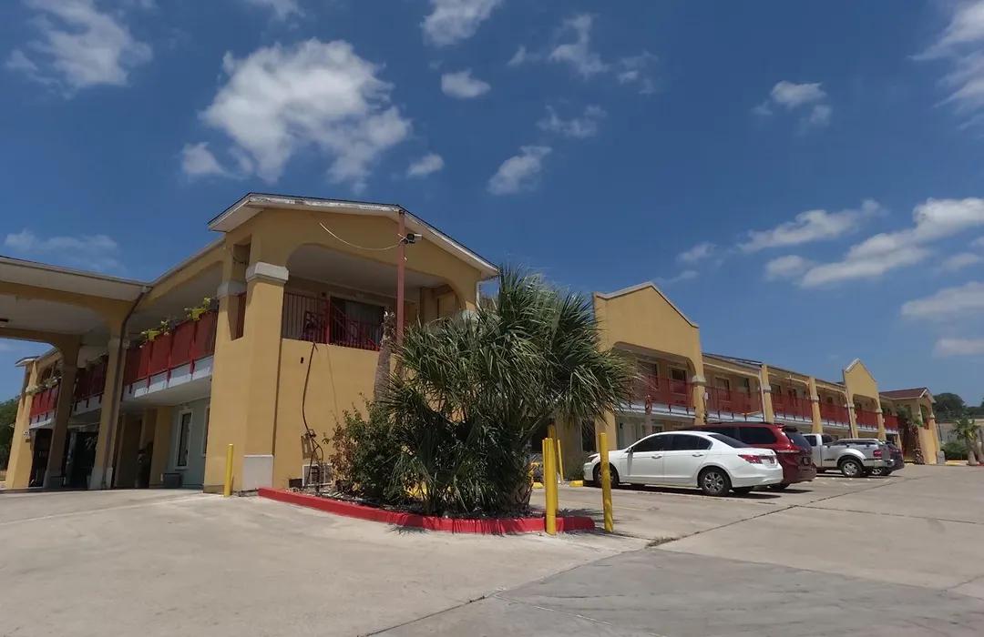 Econo Lodge Inn & Suites San Antonio Near Frost Bank Center-1