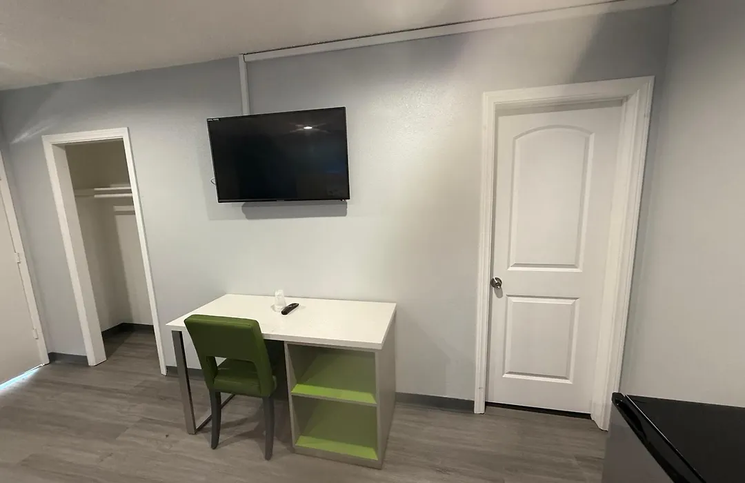 Hi-Way Host Motel-1