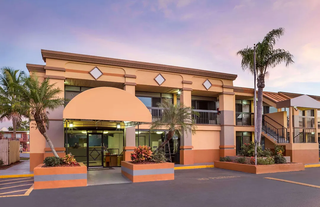 Travelodge By Wyndham Fort Myers North-1