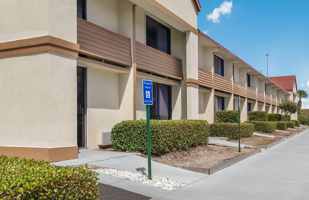 Red Roof Inn & Suites Brunswick I-95-1