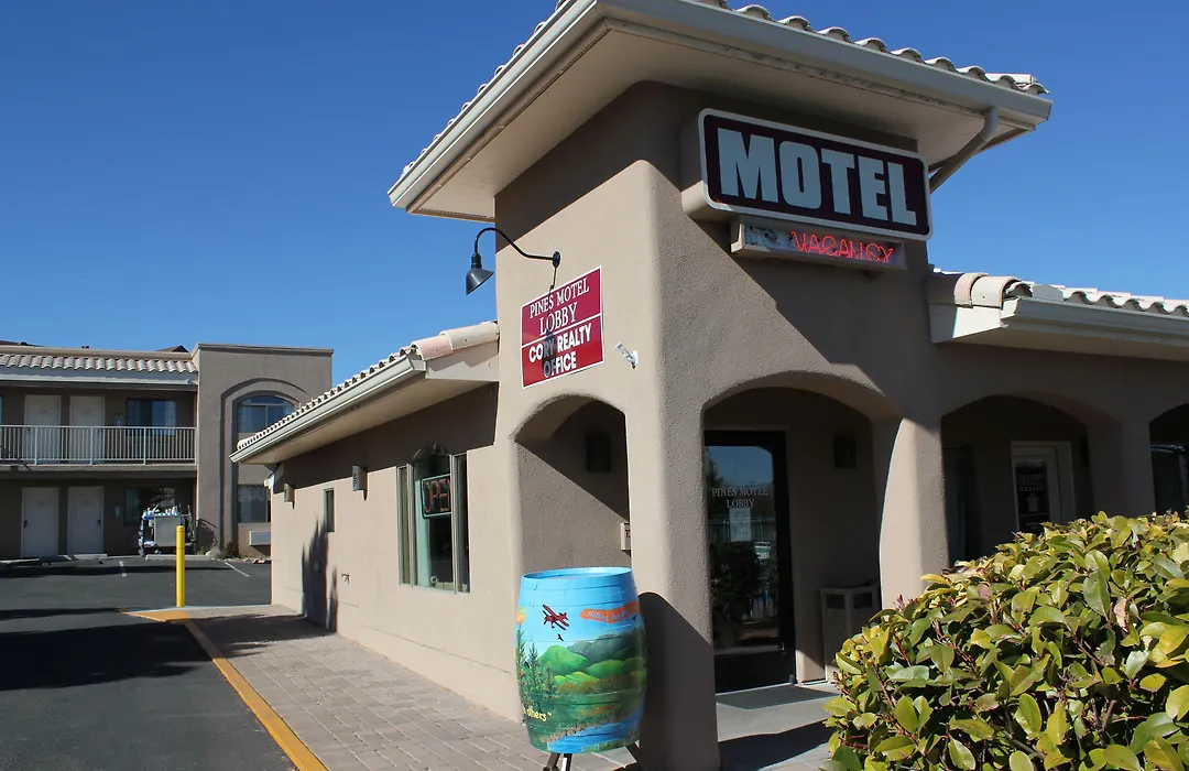 Pines Inn & Suites-1