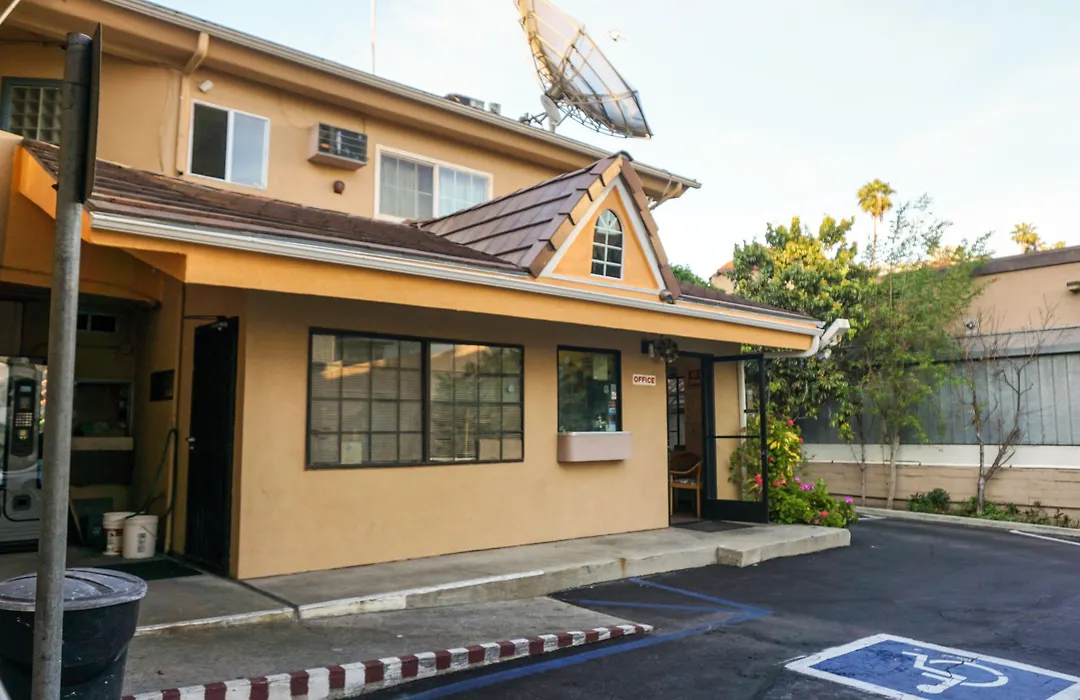 Hollywood La Brea Inn-1