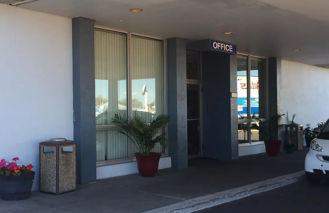 EZ 8 Motel Airporter-1