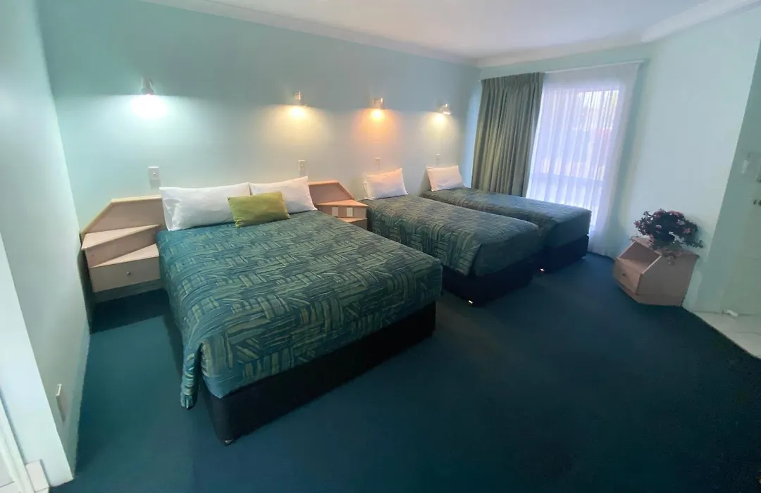 Runaway Bay Motor Inn-1