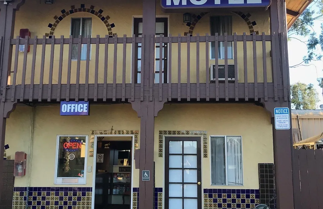Hacienda Motel-1