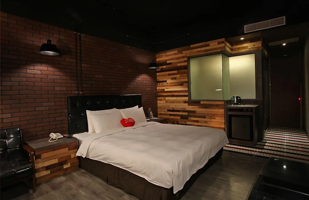 Chateau Motel-1