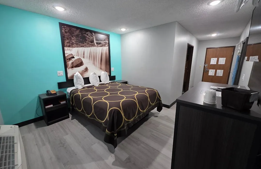 Super 8 By Wyndham Emporia-1
