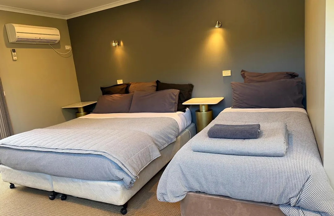 Motel Strahan-1