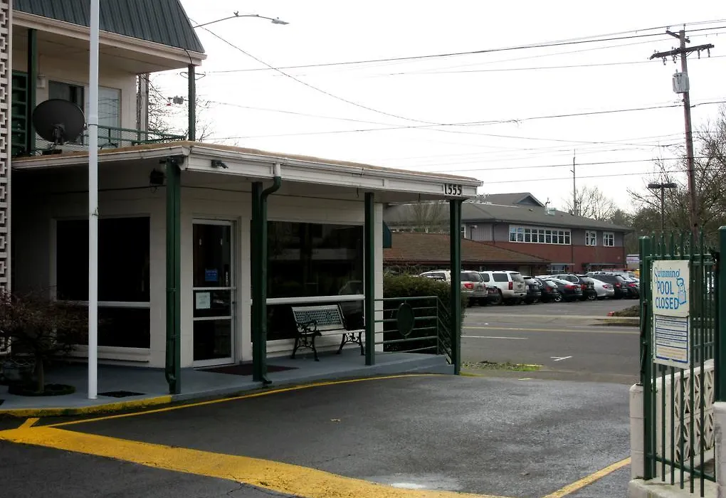 Knights Inn Salem-1
