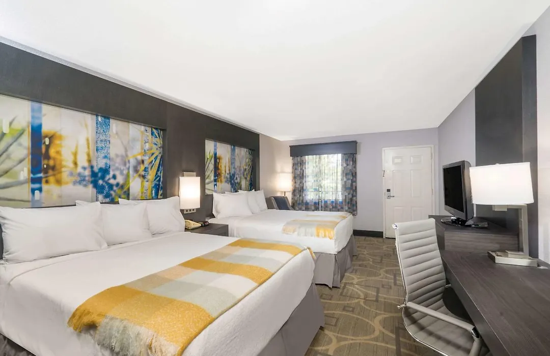 Days Inn By Wyndham Asheville Downtown North-1