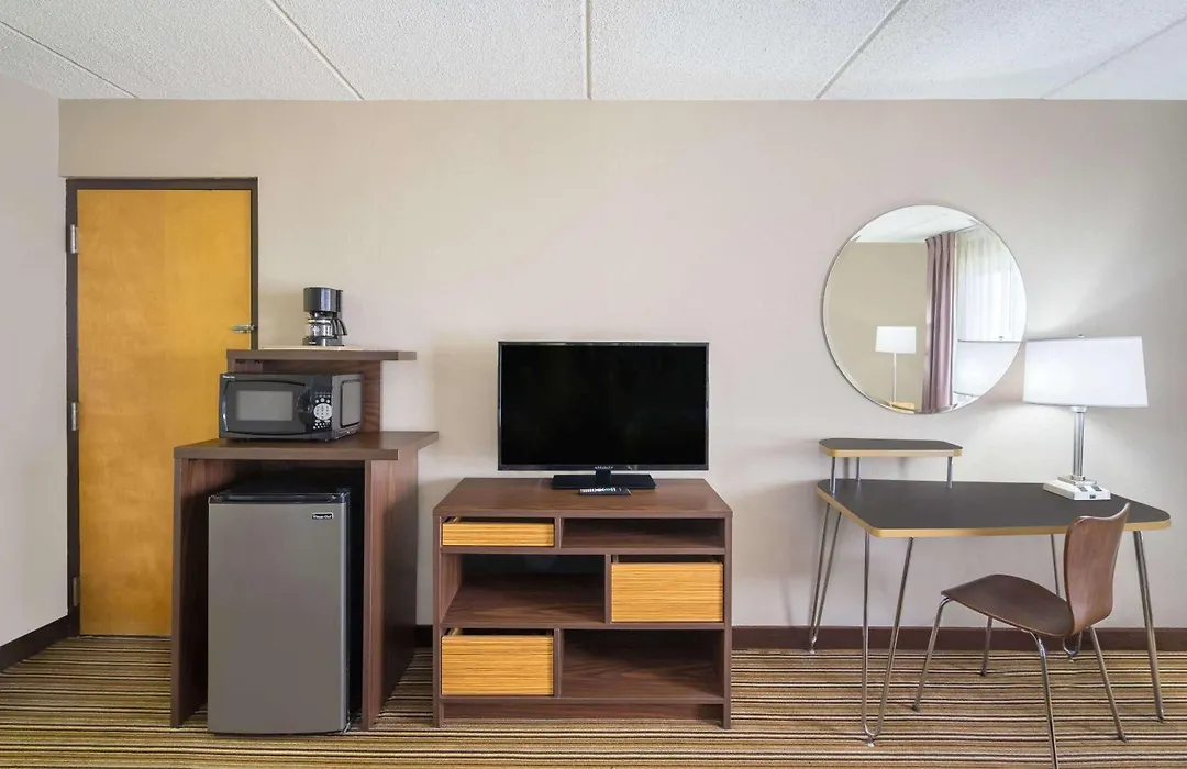 Super 8 By Wyndham Knoxville North/Powell-1